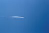 20208036-avión-en-un-cielo-azul-claro-con-estela-de-condensación.jpg