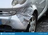 coche-dañado-reparado-con-la-cinta-del-pato-125662401.jpg